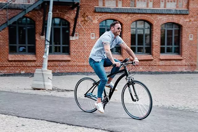 Ia-ți bicicleta electrică ieftină, cu un design atrăgător și baterie compactă