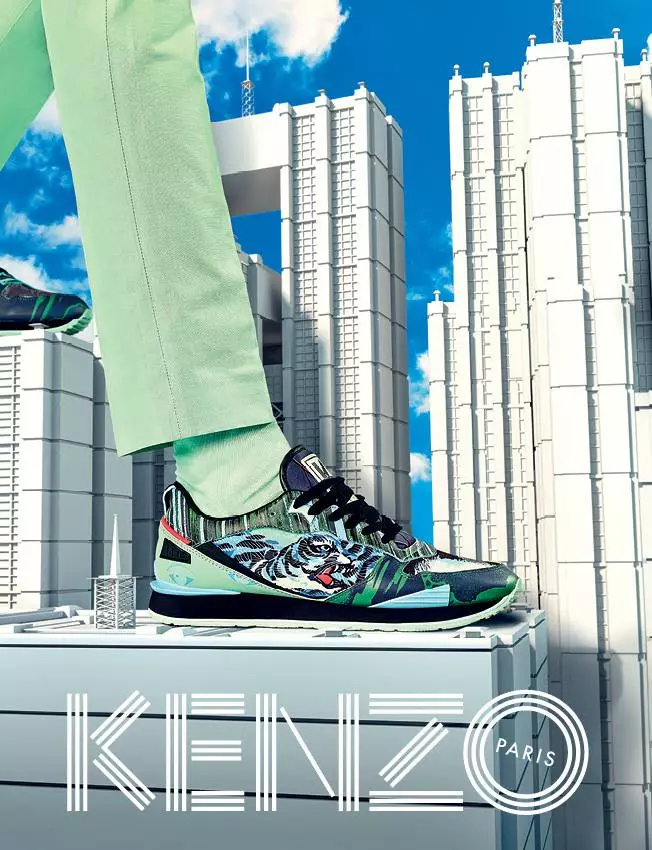 一如既往的古怪，巴黎品牌 KENZO 在這裡推出了其 2015 年春夏的廣告形象。該品牌與意大利創意集體 TOILETPAPER 之間的關係繼續推出富有想像力的獨特作品，為 KENZO 的清潔系列想像一個烏托邦的城市環境訂書釘。該系列似乎沒有以前的版本那麼忙碌，在針織衫上突出了和諧的藍色色調組合，在鈕扣上搭配了協調的粉彩。模特 Mona Matsuoka - 去年在時裝秀上為該系列建模 - 和青禾，在隨附的畫廊中欣賞 KENZO 的這些精彩圖像。