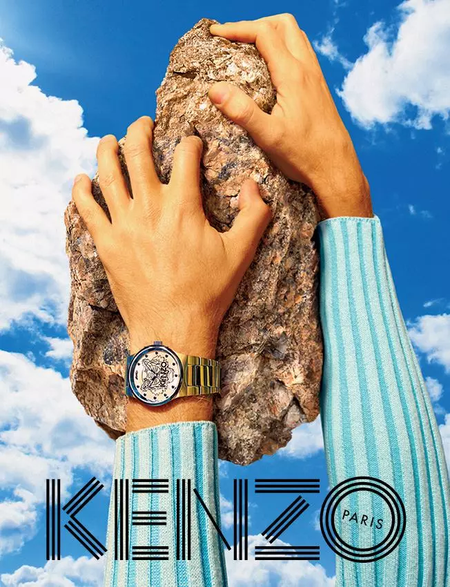 Sira-sira pa rin gaya ng dati, ang Parisian label na KENZO dito ay naglalabas ng campaign imagery nito para sa Spring/Summer 2015. Ang ugnayan sa pagitan ng brand at Italian creative collective TOILETPAPER ay patuloy na gumagawa ng mapanlikha, natatanging gawain, na nag-iisip ng isang utopiang setting ng lungsod para sa hanay ng malinis na KENZO. staples. Ang koleksyon ay mukhang hindi gaanong abala kaysa sa mga nakaraang release, na nagha-highlight ng magkakatugma na tonal blue na mga kumbinasyon ng kulay sa mga niniting at pagpapares ng mga coordinated na pastel sa mga button-up. Itinatampok ang mga modelong Mona Matsuoka – na nagmodelo ng koleksyon sa runway noong nakaraang taon – at Qing He, tangkilikin ang mga kamangha-manghang larawang ito mula sa KENZO sa kasamang gallery.