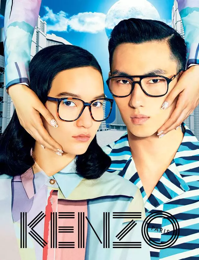 N'agbanyeghị dị ka eccentric dị ka mgbe ọ bụla, Parisian label KENZO ebe a na-apụta mgbasa ozi mgbasa ozi ya maka oge opupu ihe ubi / Summer 2015. Mmekọrịta dị n'etiti ika na Ịtali na-emepụta mkpokọta TOILETPAPER na-aga n'ihu na-emepụta echiche, ọrụ dị iche iche, na-echepụta nhazi obodo utopian maka ụdị KENZO dị ọcha. nri nri. Nchịkọta a na-egosi na ọ naghị arụ ọrụ karịa ka ewepụtara ndị gara aga, na-egosipụta nchikota agba anụnụ anụnụ na-ekwekọ n'otu na akwa na ijikọ pastel ahazikọtara na bọtịnụ. Na-egosipụta ụdị Mona Matsuoka - onye chịkọtara nchịkọta ahụ na runway afọ gara aga - na Qing He, na-enwe mmasị na foto ndị a dị egwu sitere na KENZO na gallery na-esote.