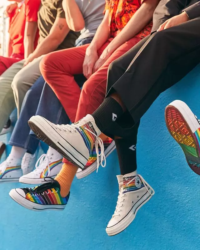 Gulu la Converse Pride, lopangidwa ndi mamembala athu a LGBTQIA+