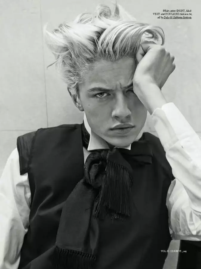 Sensasi model Hercules Universal S/S 2015 Lucky Blue Smith oleh Giampaolo Sgura Editor mode: Miguel Arnau, Rambut: Andrew Guida dan Rias: Jessica Nezda.