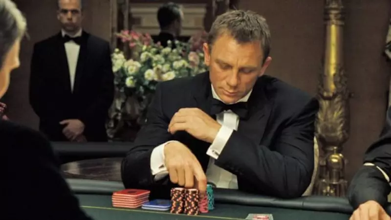 Daniel Craig enxibe lapel incopho emnyama isuti isidlo sangokuhlwa e Casino Royale