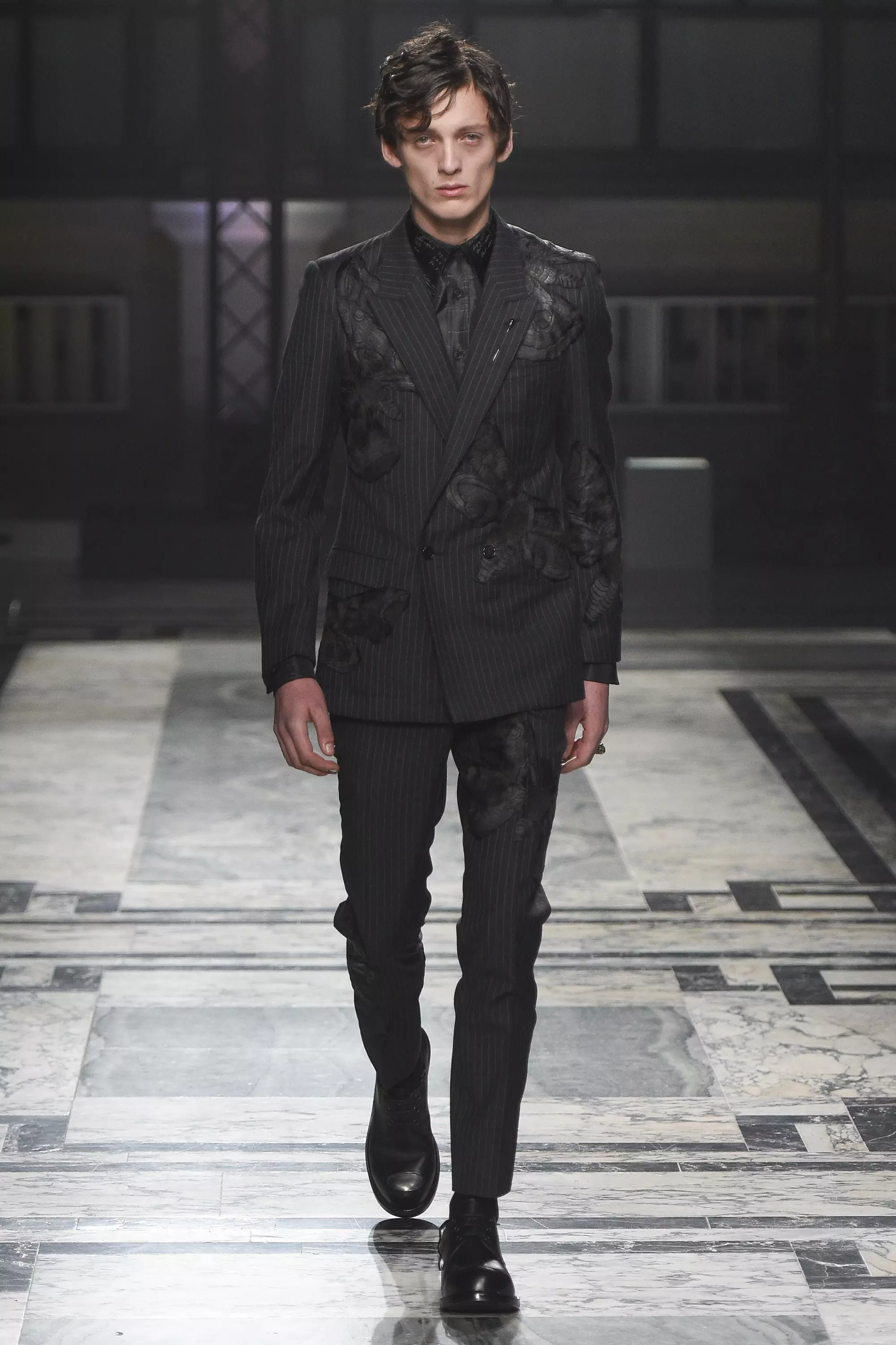 Alexander McQueen FW 2016 ລອນດອນ (14)