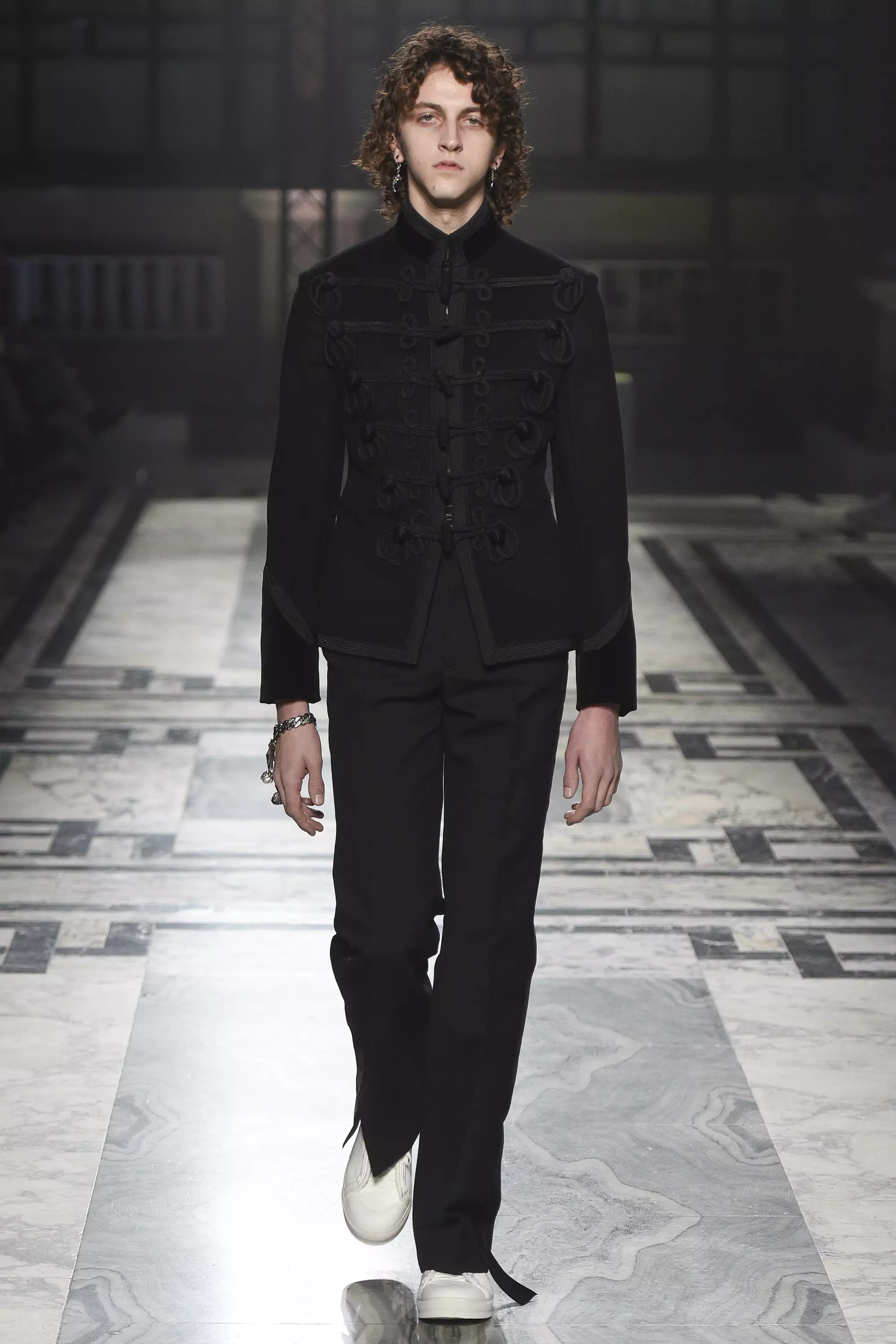 Alexander McQueen FW 2016 Londýn (23)