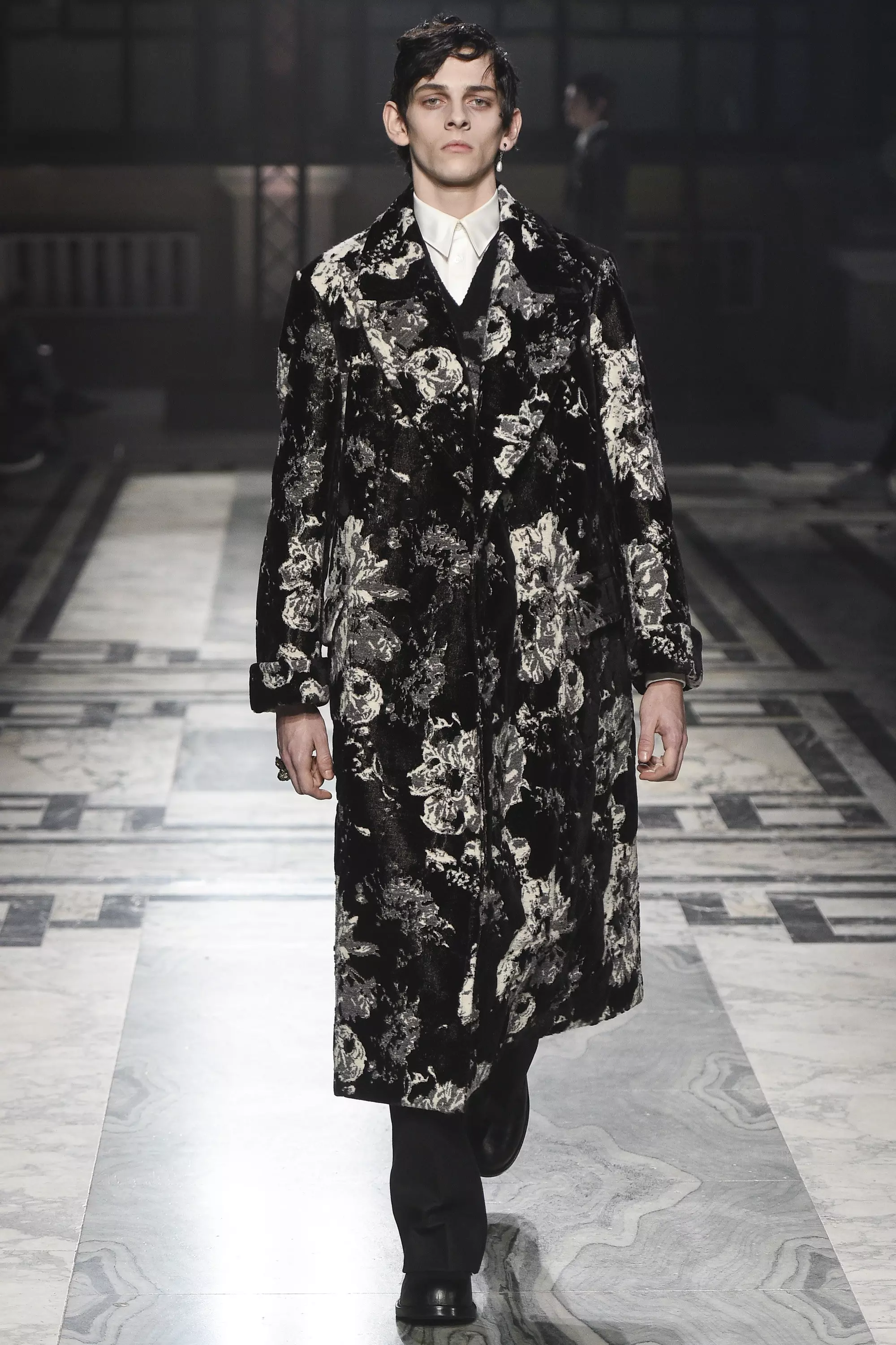 Alexander McQueen FW 2016 Londýn (4)