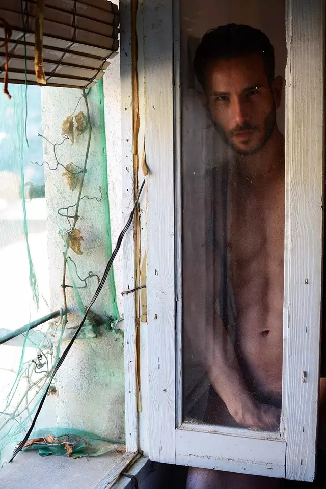 De Spaanse provocateur Diego Martinez Sanchez poseert voor de lens van Ashary // Arte Digital, seksueel en zonder schaamte voor zijn fit lichaam weerspiegelt hij pure sensualiteit door de hele kamer.