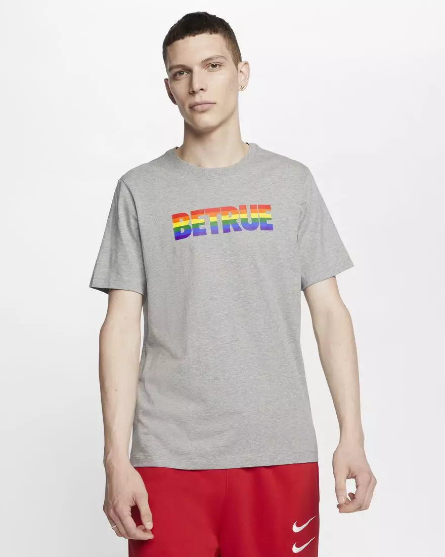 Le t-shirt Nike Sportswear BETRUE offre le confort doux que vous aimez avec un graphique coloré célébrant la fierté.