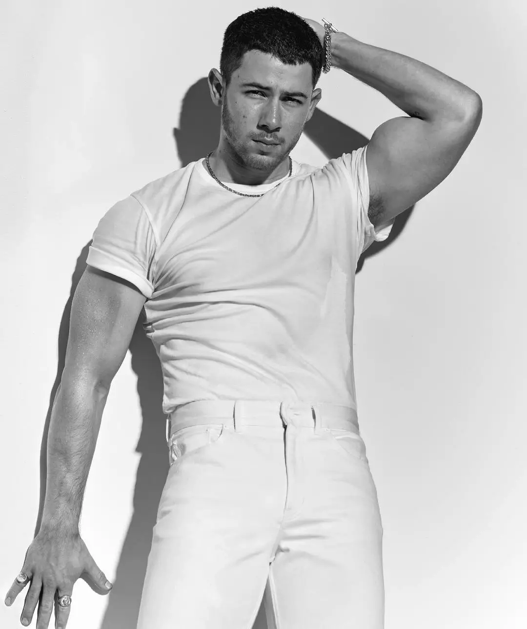 Nick Jonas gefotografeerd door Mariano Vivanco voor de Britse GQ