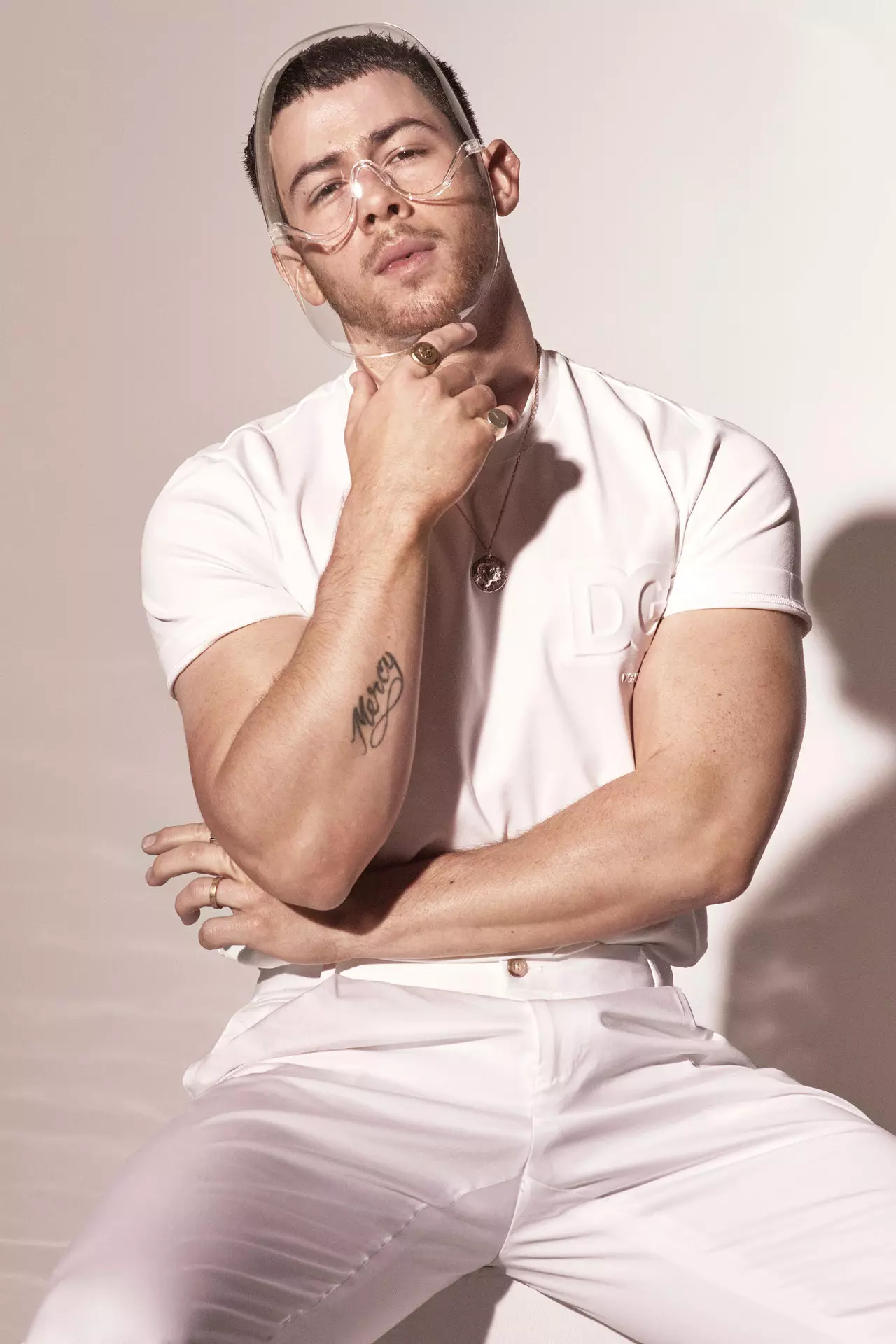 Nick Jonas ya aworan nipasẹ Mariano Vivanco fun British GQ