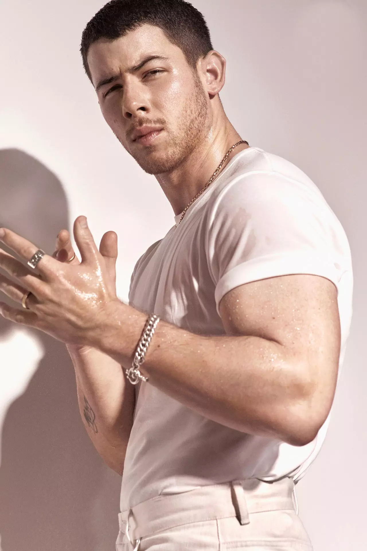 Nick Jonas difoto oleh Mariano Vivanco untuk GQ British