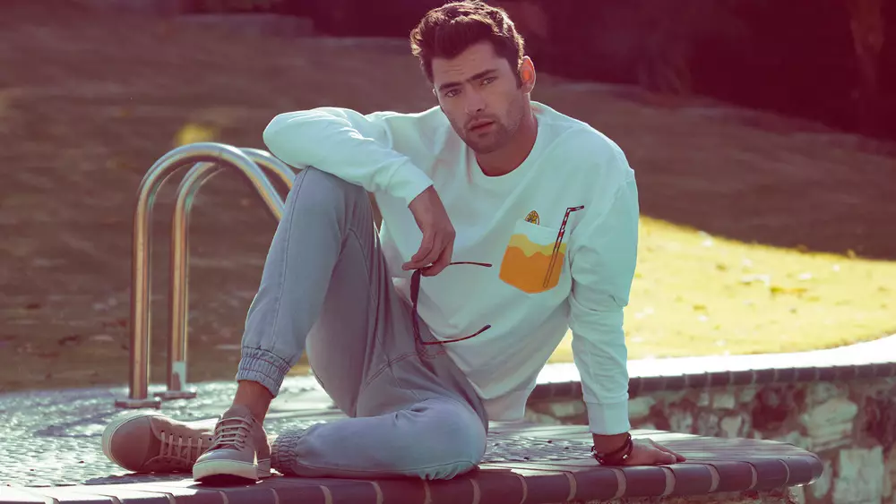 O Penshoppe e lauiloa i lana faiga fou i laei masani. O le fa'ailoga e tu'uina atu ai lavalava e fa'alelei ma tauleleia. Starring Top model Sean O'Pry le tauvaga felanulanua'i fou, e aofia ai mea taua matagofie, ofusa masani ma ofu talavou.