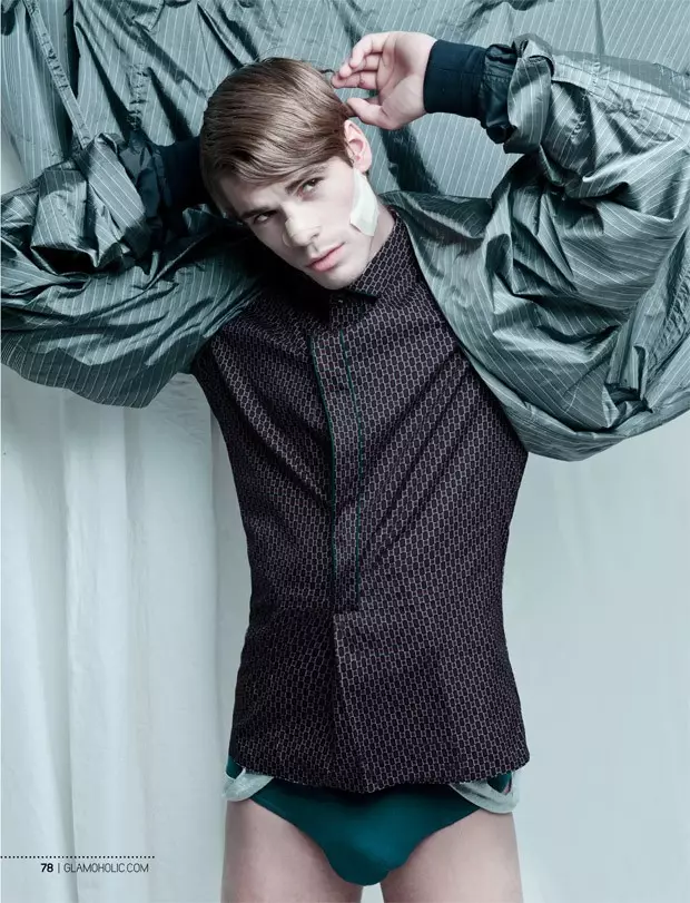 Glamoholic Magazine Gbona + Irora oluyaworan: Ryan Jerome. Stylist: Thuc Nguyen. Irun: Suguru Furuuchi. Atike: Sarah Mierau.