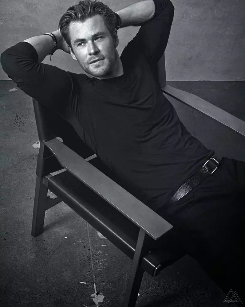 Chris Hemsworth, unul dintre cei mai remarcabili actori ai acestei generații, pozează pentru camera Harold David în numărul din februarie al revistei GQ Australia d, cu imagini în alb-negru și relaxate de stilul lui Barnady Ash.