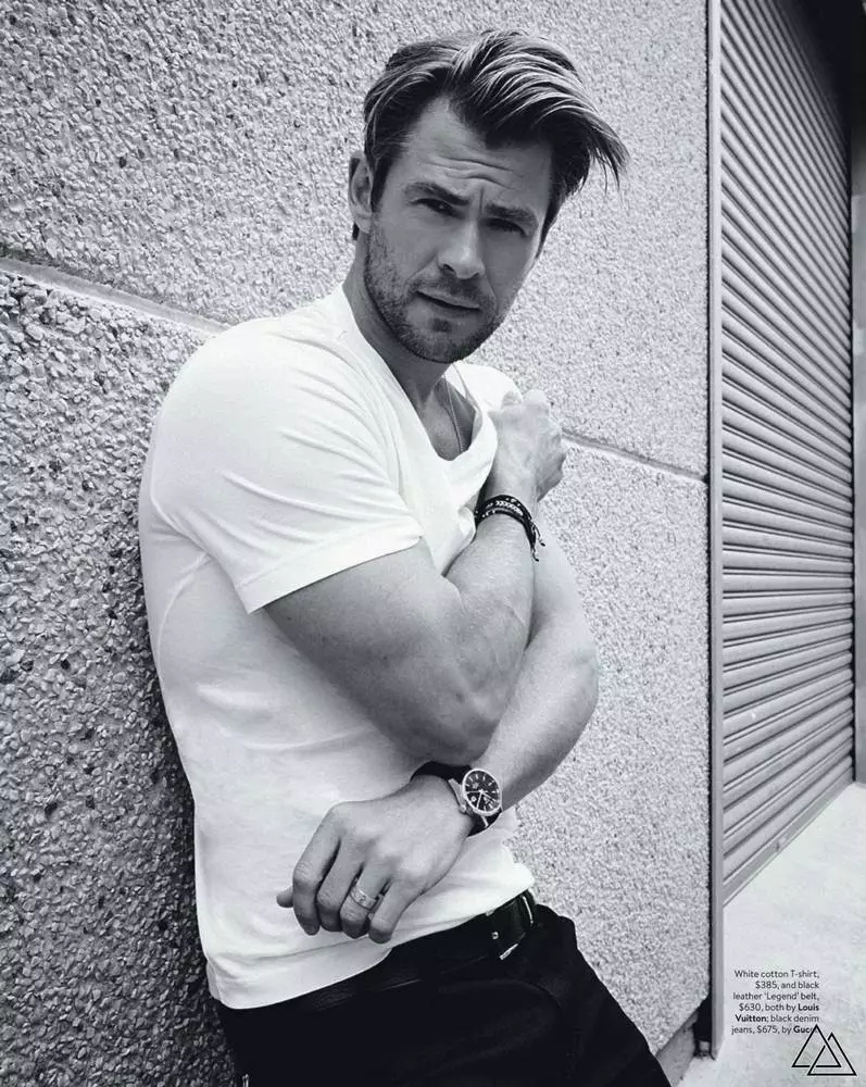 ክሪስ Hemsworth, የዚህ ትውልድ በጣም ጥሩ ተዋናዮች አንዱ ለካሜራ ሃሮልድ ዴቪድ በየካቲት ወር እትም GQ Australia d, ምስሎች ወደ ጥቁር እና ነጭ እና በ Barnady Ash styling ዘና ያለ.
