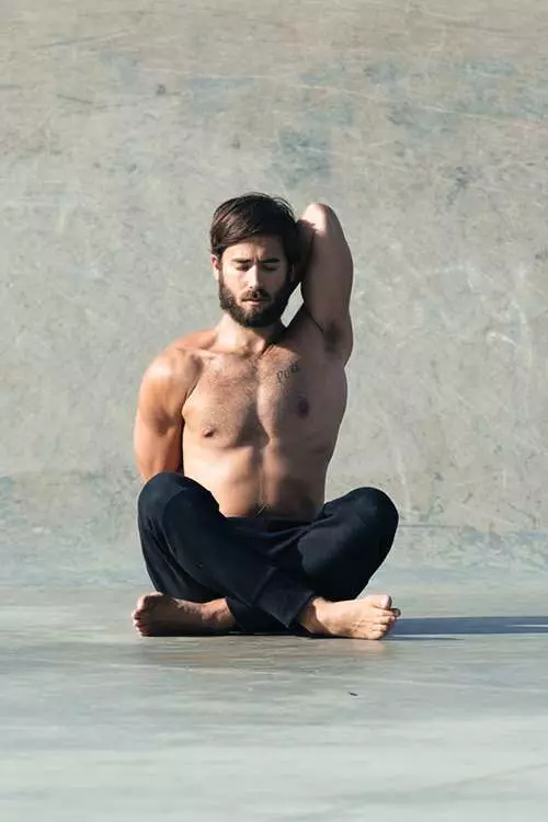 Terdapat lebih banyak cara untuk mencapai wawasan rohani daripada hanya memakai seluar yoga. Berlatih adalah satu contoh. Itulah sebabnya kami telah bekerjasama dengan Patrick Beach, yang akan (mudah-mudahan) mengeluarkan yogi dalam diri kita semua.