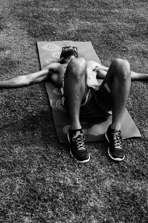 Fotograf Gregory Vaughan fanger en Mahamudra-treningsøkt (en blanding av meditasjon, yoga og calisthenics populært i L.A. og Brasil) med tre kjekke fremmede på Manhattan Beach, Ca., for The Beautiful Man in The World.