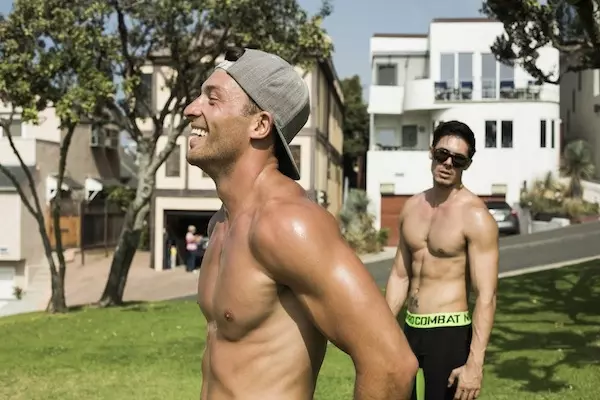 O fotógrafo Gregory Vaughan captura uma sessão de treino do Mahamudra (uma mistura de meditação, ioga e ginástica popular em Los Angeles e no Brasil) com três lindos estranhos em Manhattan Beach, Califórnia, para The Most Beautiful Man in the World.