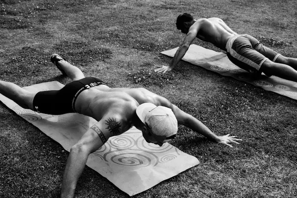 O fotógrafo Gregory Vaughan captura uma sessão de treino do Mahamudra (uma mistura de meditação, ioga e ginástica popular em Los Angeles e no Brasil) com três lindos estranhos em Manhattan Beach, Califórnia, para The Most Beautiful Man in the World.