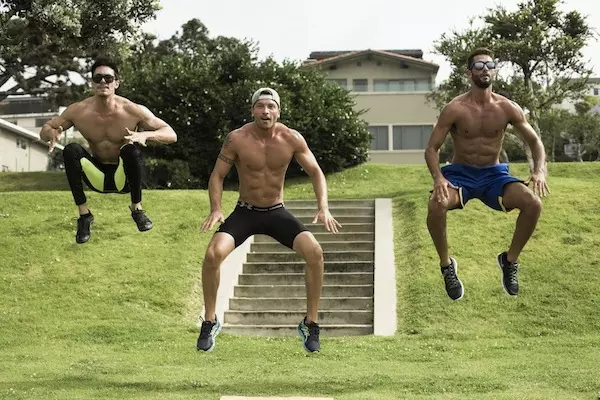 Fotograaf Gregory Vaughan legt een Mahamudra-trainingssessie vast (een mix van meditatie, yoga en gymnastiekoefeningen populair in L.A. en Brazilië) met drie knappe vreemden op Manhattan Beach, Ca., voor The Most Beautiful Man in The World.