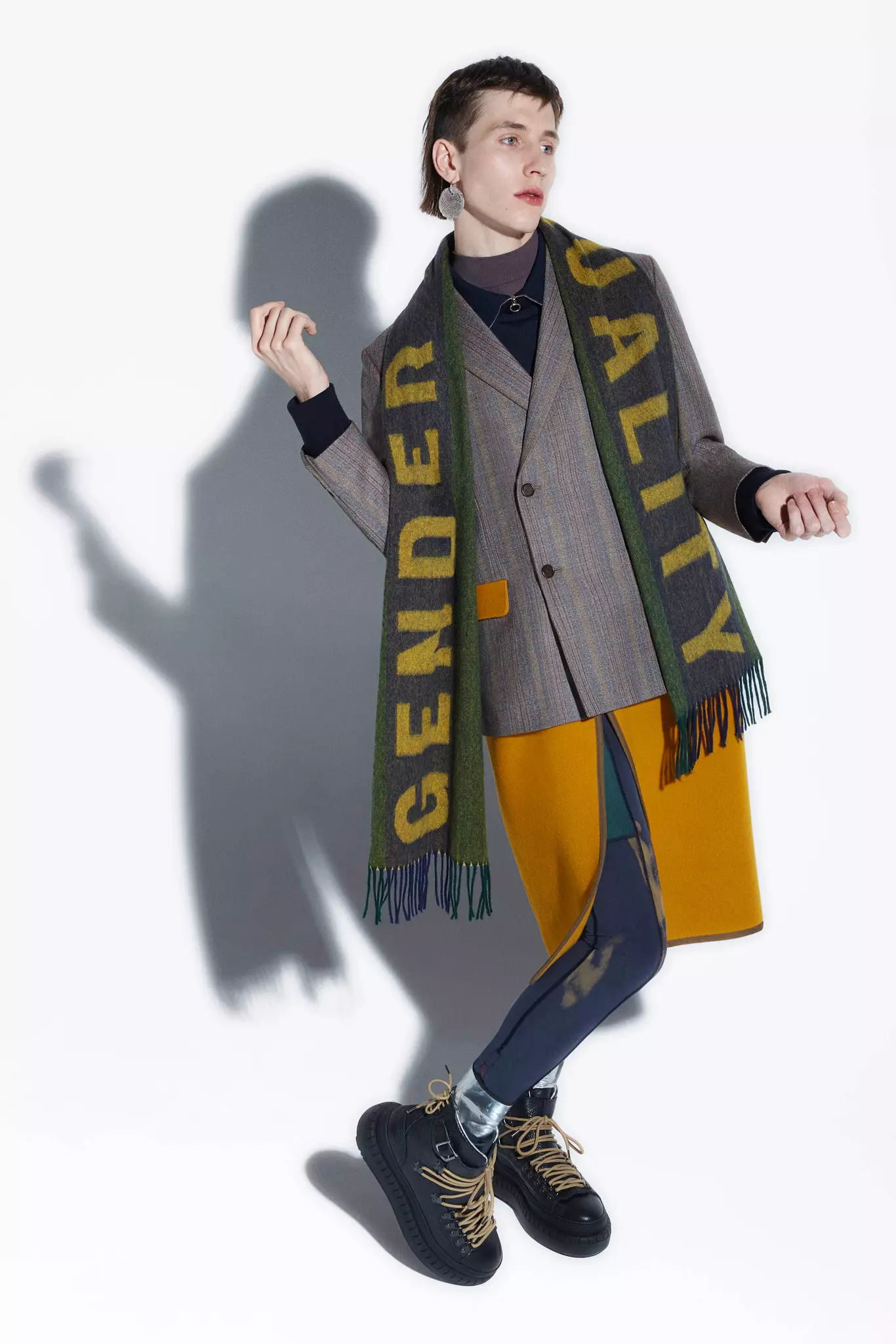 Introductie van de Acne Studios herfst/winter 2015 herencollectie. “Het idee was om mannen te geven waar ze zich prettig en veilig bij voelen. Engelse kleermakerij, ezeljassen, voetbal. Dan is er het nieuwe silhouet van de sportlegging: ik wilde onderzoeken wat het betekent om je mannelijk te voelen, en passen in wat wij als herenstijl beschouwen.” – Jonny Johansson, Creative Director Bekijk de volledige collectiebeelden: http://bit.ly/acnestudios-collections