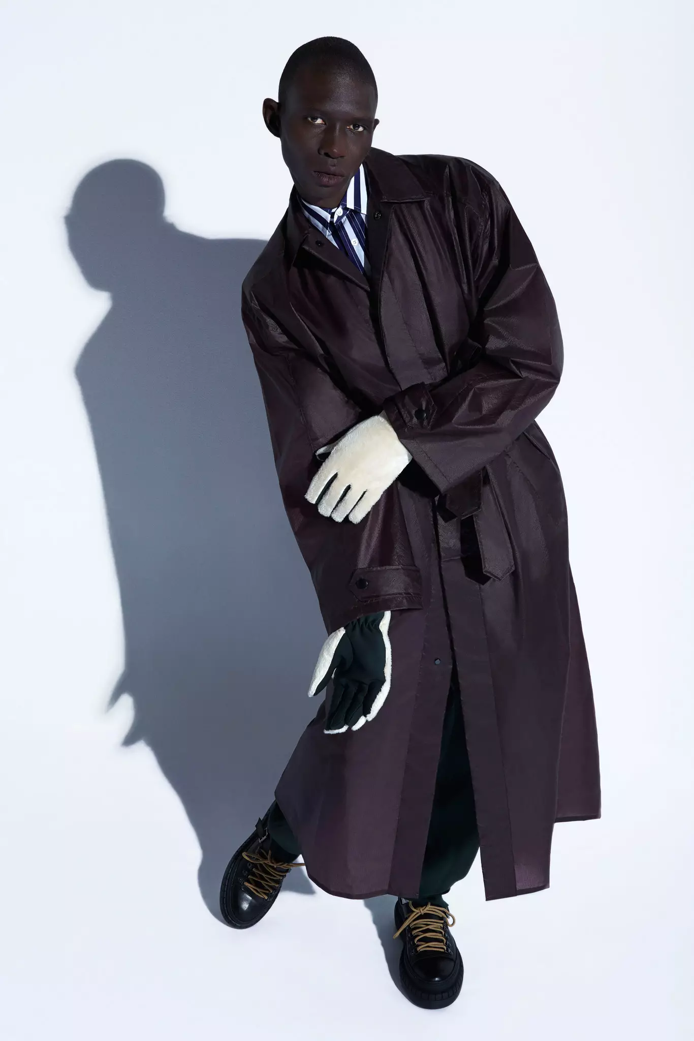 隆重推出 Acne Studios 2015 秋冬男装系列。 “这个想法是给男人什么让他们感到舒适和安全。英式剪裁、驴夹克、足球。然后是运动紧身裤的新轮廓：我想探索什么是阳刚之气，并符合我们所理解的男士风格。” – 创意总监 Jonny Johansson 查看完整系列图片：http://bit.ly/acnestudios-collections
