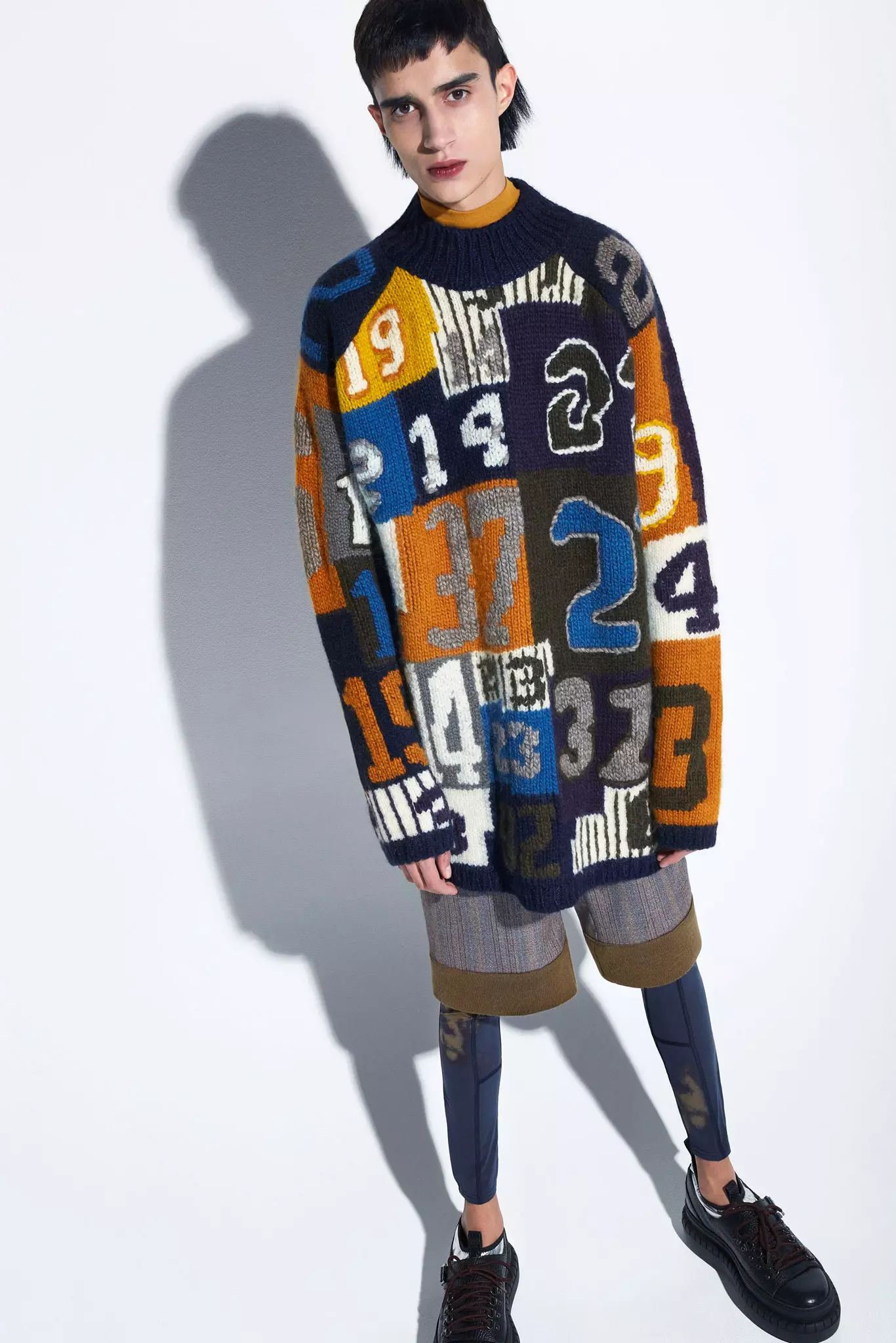 隆重推出 Acne Studios 2015 秋冬男装系列。 “这个想法是给男人什么让他们感到舒适和安全。英式剪裁、驴夹克、足球。然后是运动紧身裤的新轮廓：我想探索什么是阳刚之气，并符合我们所理解的男士风格。” – 创意总监 Jonny Johansson 查看完整系列图片：http://bit.ly/acnestudios-collections