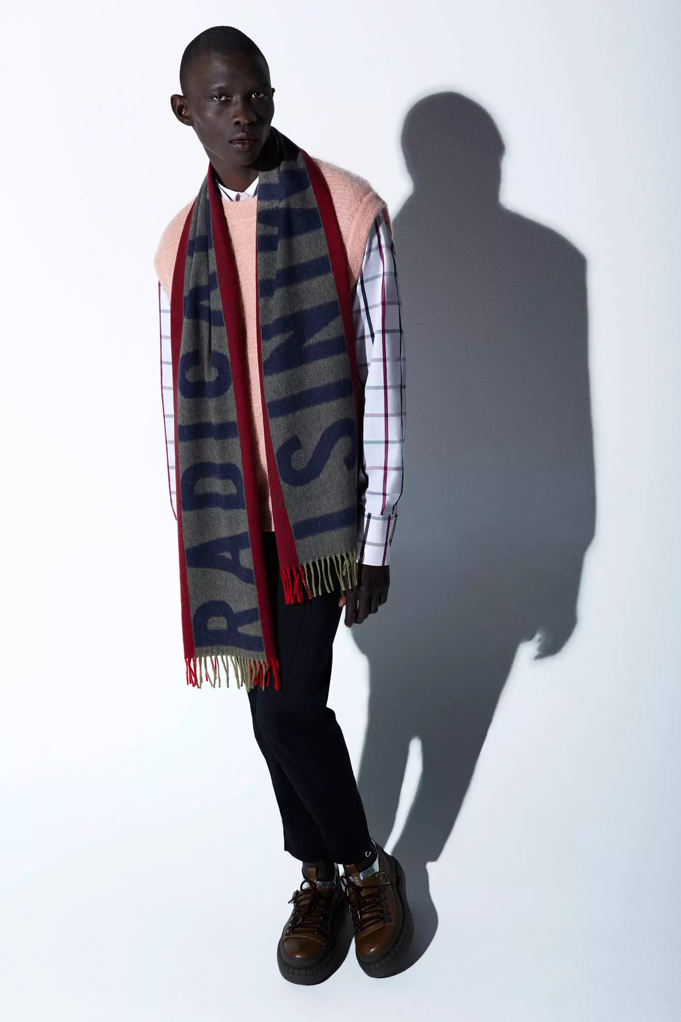 Sethula iqoqo labesilisa le-Acne Studios Fall/Winter 2015. “Umbono wawuwukunikeza amadoda lokho okuwenza azizwe ekhululekile futhi elondekile. Ukuthunga isiNgisi, amajakhethi ezimbongolo, ibhola lezinyawo. Bese kuba nendlela entsha yama-leggings ezemidlalo: Bengifuna ukuhlola ukuthi kusho ukuthini ukuzizwa ungowesilisa, futhi ngingene kulokho esikuqonda njengesitayela samadoda.” – UJonny Johansson, Umqondisi Wokudala Bheka izithombe eziphelele zeqoqo: http://bit.ly/acnestudios-collections