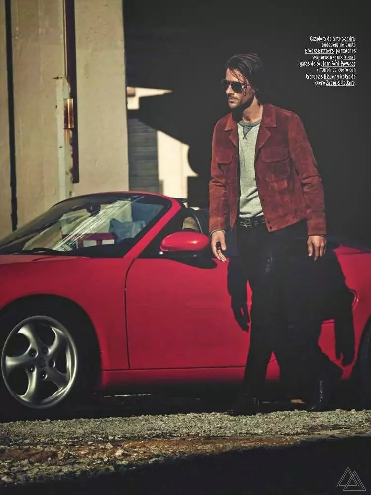 Kameraet Sergi Pons er ansvarlig for å portrettere Tommy Dunn for februarutgaven av GQ Spain, styling av Joana de la Fuente foreslått grunnleggende og behagelig som bomullsskjorter, jeans og sykkelklær.