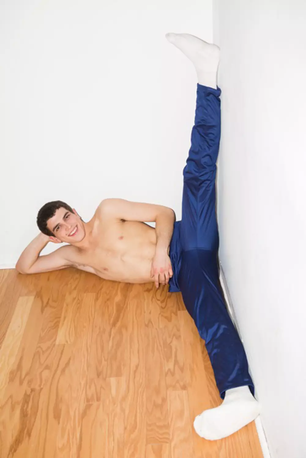 Nag-stretching kasama si Jasper para sa American Apparel