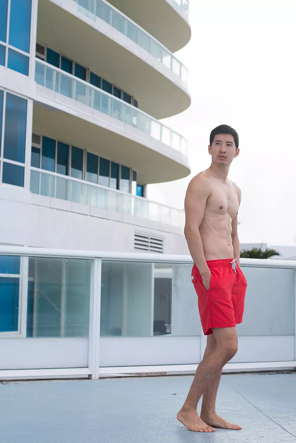 Richie Kul เกิดที่กรุงเทพฯ ย้ายไปแคลิฟอร์เนียตอนใต้ตั้งแต่ยังเป็นเด็ก และต่อมาได้เข้าเรียนที่มหาวิทยาลัยสแตนฟอร์ด ซึ่งเขาสำเร็จการศึกษาระดับปริญญาตรี ในสาขาเศรษฐศาสตร์และปริญญาโทด้านพฤติกรรมองค์กร แต่นั่นไม่ได้ขจัดความปรารถนาและความหลงใหลในการเป็นนางแบบ ที่นี่เราเห็นผลิตภัณฑ์ที่ยอดเยี่ยมที่ Fritz Yap จับภาพได้ ซึ่ง Richie จำลองเสื้อผ้าที่ใส่สบาย ชุดลำลอง และชุดว่ายน้ำที่สวยงาม