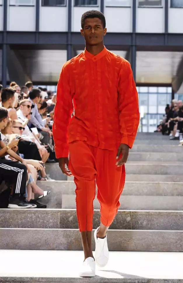 ISSEY MIYAKE FÉRFI FÉRFI RUHA, 2018. TAVASZI NYÁR PARIS30