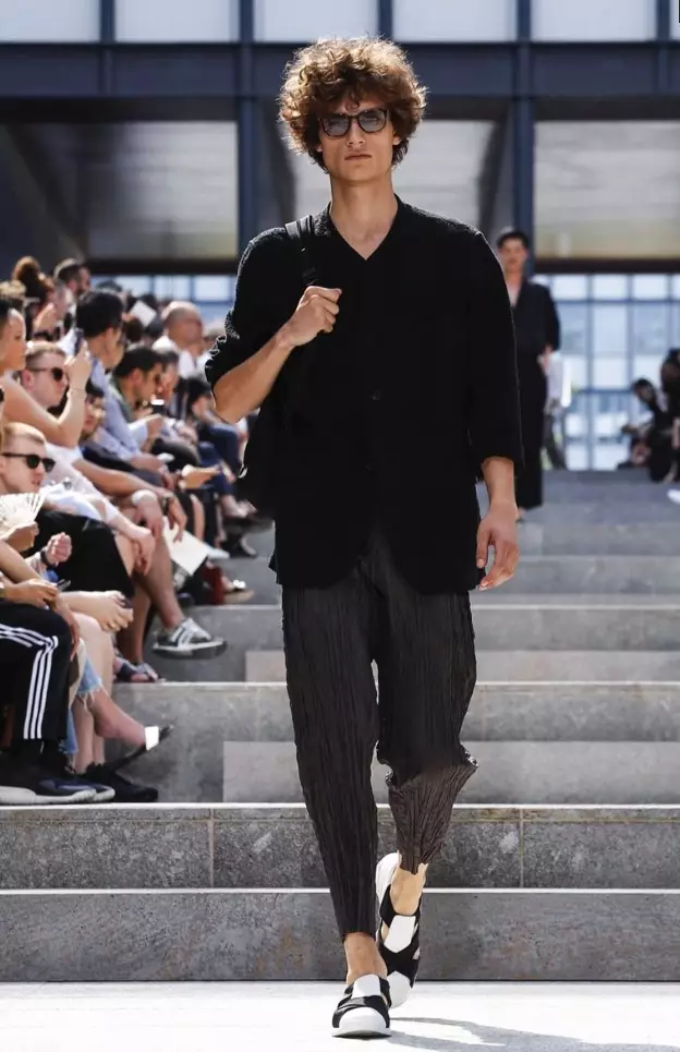 ISSEY MIYAKE VESHJE PËR MESHKUJ PRANVERË VERË 2018 PARIS46