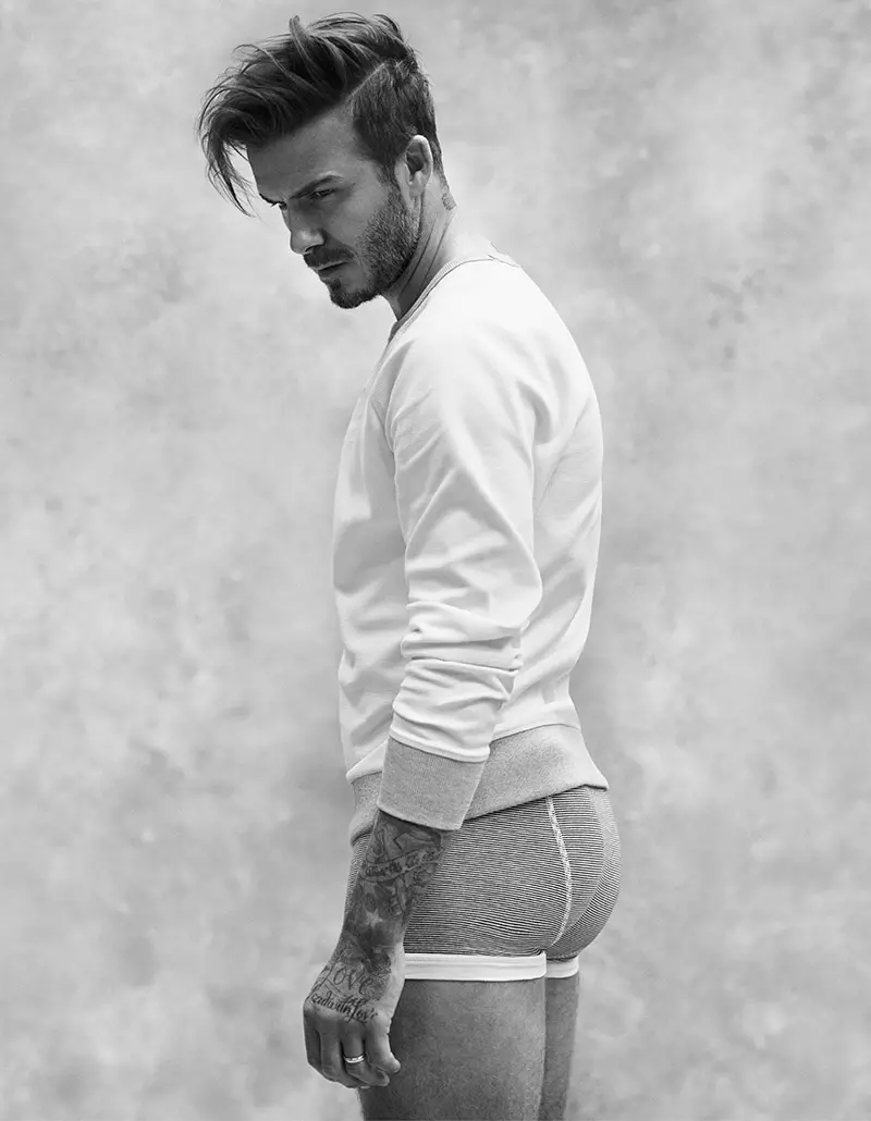 David Beckham သည် H&M အတွက် ပြီးပြည့်စုံသော loungewear အပိုင်းအစများ ပါဝင်သော Spring/Summer 2015 collection အသစ်ကို ဖန်တီးခဲ့သည်၊ Henleys၊ raglan-sleeved shirts၊ crewnecks နှင့် jersey vest တစ်ထည်။ စုစည်းမှုသည် ရေတပ်ပြာ၊ မီးခိုးရောင် အရောအနှောနှင့် လိမ္မော်ရောင် အနီရောင်တို့ဖြင့် ကွဲနေသော အဖြူရောင်တို့ကို ဗဟိုပြုထားသည်။ ဂန္ထဝင်လှည့်ကွက်အသစ်ကို ထည့်ရန် အစင်းကြောင်းများ ဖြတ်ပိုင်း သို့မဟုတ် အဝတ်တစ်ထည်လုံးတွင် ပေါ်လာသည်။ စုစည်းမှုကို H&M စတိုးဆိုင်များနှင့် ကမ္ဘာတစ်ဝှမ်းအွန်လိုင်းတွင် မတ်လ 5 ရက်နေ့တွင် သီးသန့်ရရှိနိုင်သည့် David Beckham Bodywear collection မှ ရွေးချယ်ထားသော David ၀တ်ဆင်ထားသည့် ပုံစံအသစ်စက်စက် ပုံနှိပ်လှုပ်ရှားမှုကို ပံ့ပိုးပေးထားသည်။