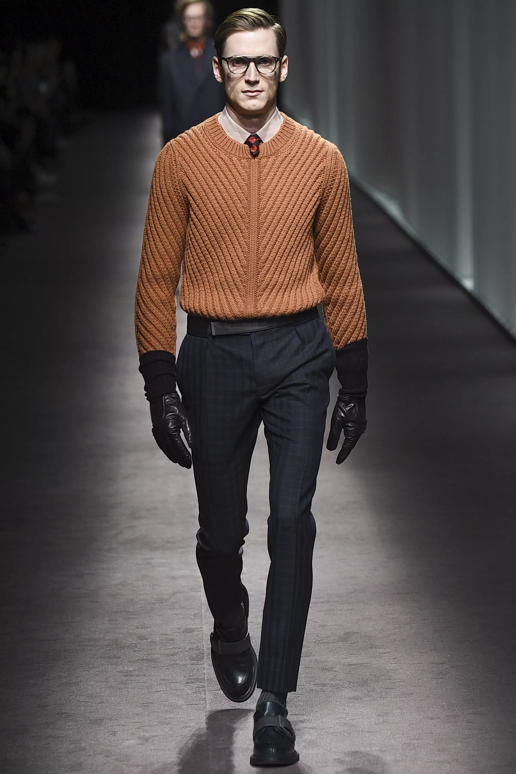 Canali FW 16 မီလန် (၂)၊