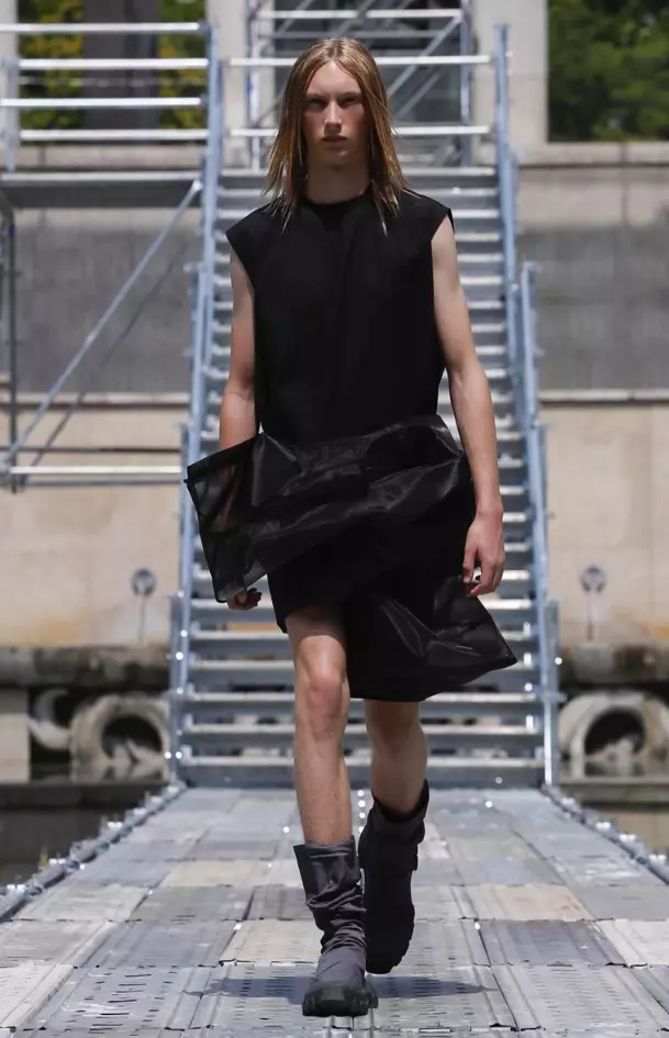 RICK OWENS BĂRBAȚI PRIMAVARĂ 2018 PARIS25