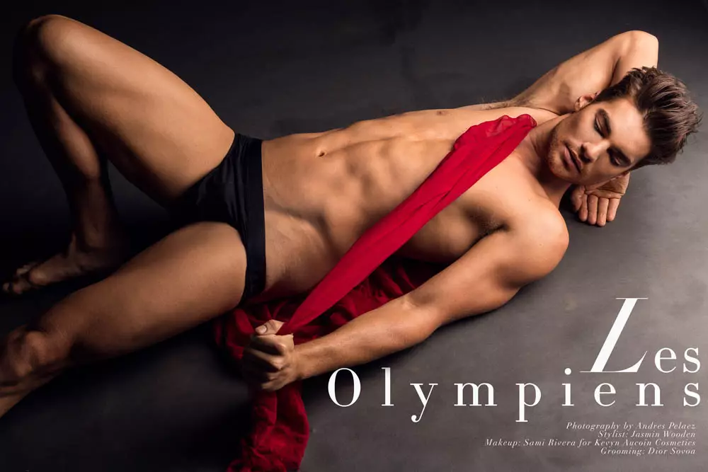 Delo fotografa Andresa Pelaeza postaja obsedeno za Fashionably Male. Predstavljamo vam niz portretov Les Olympiens, v katerih nastopajo novi novi obrazi Alex Raffio pri ADAM Models, David Sciola pri NEXT Models, Rubiel Taborda pri RED NYC in Parker Pogue. Celotno zgodbo je oblikoval Jasmin Wooden, oblikoval pa Sami Rivera za Kevyn Aucoin Cosmetics in negovanje Dior Sovoa.