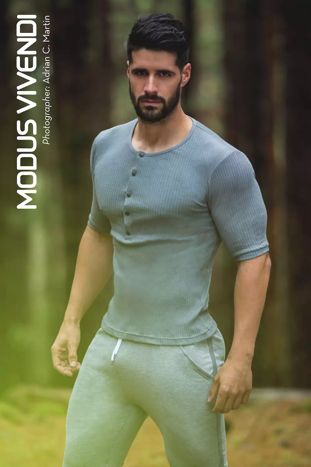 Modus Vivendi жаңы жылды 2015-жылдагы кампаниясынын алтынчы бөлүгүн чыгаруу менен баштаганына сыймыктанат, анда анын жаңы коллекциясынын ар бир сызыгы дүйнө жүзү боюнча башка жерде көрсөтүлөт жана өзүнүн мыкты чеберчилиги менен таанылган тандалган фотограф тарабынан тартылган. жана уникалдуу стили. Биз буга чейин барган дүйнө жүзү боюнча беш жер: Лестер, Англия (Прайд линиясы), Ньюпорт-Бич, АКШ (Аскердик линия), Салоники, Греция (Вольф линиясы), Мадрид, Испания (Будда линиясы) жана Экс-ан-Прованс, Франция (Масай линиясы). Эми биз сизди Испанияга жана анын түштүк аймактарынын бири Канар аралындагы Тенерифеге алып барабыз, ал жерде көрүнүктүү фотограф Адриан Мартин жаңы Modus Vivendi Bear Line сүрөтүн тарткан. Табигый кооздугу менен белгилүү болгон бул жерди фотограф Фран Отеро менен болгон сессиясынын фонунда тандап алган. Мартин аюу сызыгына эң ылайыктуу эркектикке толгон кадрды жаратат: күчтүү, сексуалдуу жана ошол эле учурда тынч. Кызгылт сары жана кызыл түстөгү эки тон боз (ачык боз жана көмүртек боз) жаңы ич кийимдерди жана спорттук кийимдерди камтыган Bear Line өзү эркектин мыкты активдерин баса белгилөө үчүн арналган линия. Эскерте кетсек, Modus Vivendi үч түрдүү кесүү менен ич кийимди жакшыртат. Ошондой эле сулуу жеңи жок, Хенли стилиндеги көйнөк жана жаңы, абдан ыңгайлуу тер шорты бар. Булардын баары инновациялык конструкциялар, кагаз бетинде гана эмес, чыныгы моделдерде да көп сааттык сыноолордун натыйжасы жана, албетте, эч кимден кем эмес өндүрүш. Кредиттер Ич кийим жана кийимдер: Modus Vivendi (www.e-modusvivendi.com) Фотограф: Адриан С. Мартин (http://www.adriancmartin.com) Модель: Фран Отеро Жардамчылар: Дэвид Диас, Серхио Дел Пино Жайгашкан жери: Тенерифе, Канария Аралдар, Испания