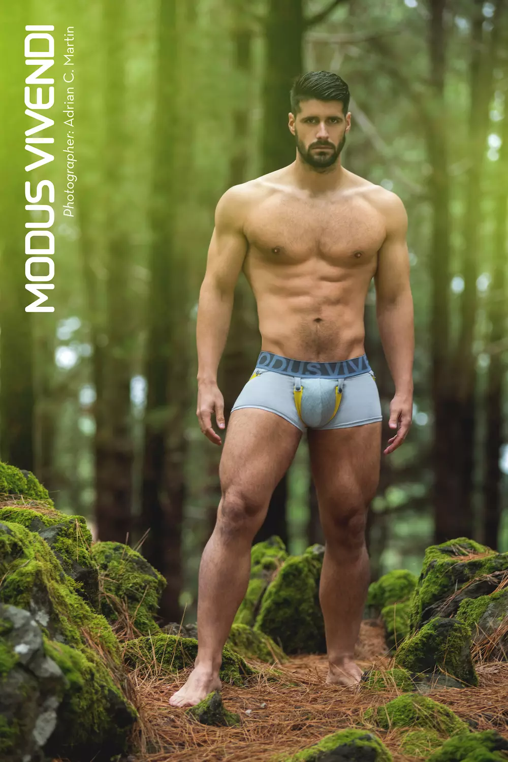 Modus Vivendi жаңы жылды 2015-жылдагы кампаниясынын алтынчы бөлүгүн чыгаруу менен баштаганына сыймыктанат, анда анын жаңы коллекциясынын ар бир сызыгы дүйнө жүзү боюнча башка жерде көрсөтүлөт жана өзүнүн мыкты чеберчилиги менен таанылган тандалган фотограф тарабынан тартылган. жана уникалдуу стили. Биз буга чейин барган дүйнө жүзү боюнча беш жер: Лестер, Англия (Прайд линиясы), Ньюпорт-Бич, АКШ (Аскердик линия), Салоники, Греция (Вольф линиясы), Мадрид, Испания (Будда линиясы) жана Экс-ан-Прованс, Франция (Масай линиясы). Эми биз сизди Испанияга жана анын түштүк аймактарынын бири Канар аралындагы Тенерифеге алып барабыз, ал жерде көрүнүктүү фотограф Адриан Мартин жаңы Modus Vivendi Bear Line сүрөтүн тарткан. Табигый кооздугу менен белгилүү болгон бул жерди фотограф Фран Отеро менен болгон сессиясынын фонунда тандап алган. Мартин аюу сызыгына эң ылайыктуу эркектикке толгон кадрды жаратат: күчтүү, сексуалдуу жана ошол эле учурда тынч. Кызгылт сары жана кызыл түстөгү эки тон боз (ачык боз жана көмүртек боз) жаңы ич кийимдерди жана спорттук кийимдерди камтыган Bear Line өзү эркектин мыкты активдерин баса белгилөө үчүн арналган линия. Эскерте кетсек, Modus Vivendi үч түрдүү кесүү менен ич кийимди жакшыртат. Ошондой эле сулуу жеңи жок, Хенли стилиндеги көйнөк жана жаңы, абдан ыңгайлуу тер шорты бар. Булардын баары инновациялык конструкциялар, кагаз бетинде гана эмес, чыныгы моделдерде да көп сааттык сыноолордун натыйжасы жана, албетте, эч кимден кем эмес өндүрүш. Кредиттер Ич кийим жана кийимдер: Modus Vivendi (www.e-modusvivendi.com) Фотограф: Адриан С. Мартин (http://www.adriancmartin.com) Модель: Фран Отеро Жардамчылар: Дэвид Диас, Серхио Дел Пино Жайгашкан жери: Тенерифе, Канария Аралдар, Испания