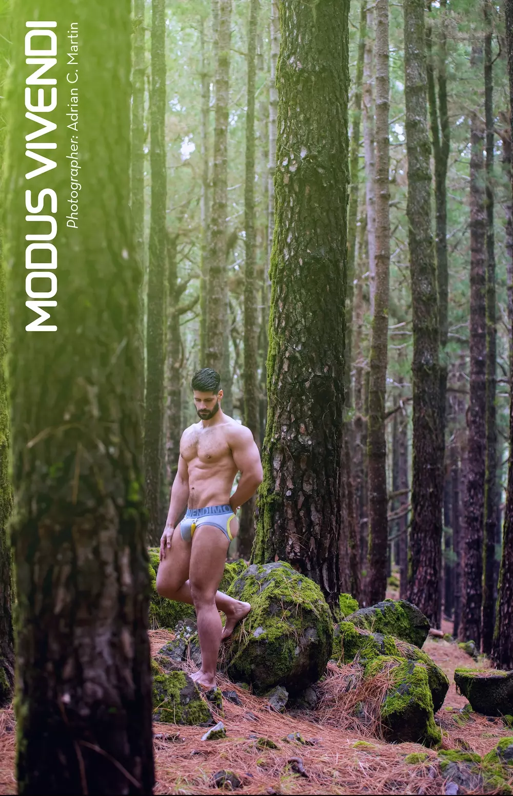 Modus Vivendi 自豪地开始新的一年，发布 2015 年活动的第六部分，其中新系列的每一条线都在世界各地的不同地点展示，并由一位以其出色的技能而闻名的选定摄影师拍摄和独特的风格。迄今为止我们到访的全球五个地点分别是：英国莱斯特（骄傲线）、美国纽波特海滩（军线）、希腊塞萨洛尼基（狼线）、西班牙马德里（佛陀线）和普罗旺斯地区艾克斯，法国（马赛线）。现在我们带您回到西班牙及其最南端的地区之一，加那利群岛的特内里费岛，杰出的摄影师 Adrian C. Martin 在那里拍摄了新的 Modus Vivendi Bear Line。以其自然美景而闻名，摄影师选择这个地点作为他与 Fran Otero 会面的背景。马丁拍摄的照片充满阳刚之气，非常适合熊线：强壮、性感，同时又宁静。 Bear Line 本身包括两种灰色（浅灰色和碳灰色）色调的新款内衣和运动服，并带有一丝橙色和红色，是一条致力于突出男士最佳资产的系列。注意 Modus Vivendi 对增强内衣的新看法，有三种不同的剪裁。还有一件帅气的无袖，亨利式衬衫和新的，非常舒适的运动短裤。这些都是创新设计，是无数小时测试的结果，不仅在纸上，而且在真实模型上，当然还有首屈一指的制造。内衣和服装：Modus Vivendi (www.e-modusvivendi.com) 摄影师：Adrian C. Martin (http://www.adriancmartin.com) 模特：Fran Otero 助理：David Diaz、Sergio Del Pino 地点：Tenerife、Canary群岛, 西班牙