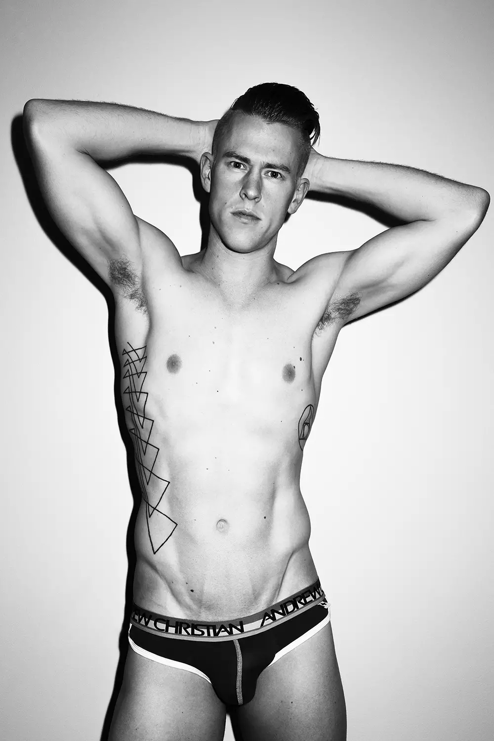 Tom Polson ni Trent Pace para sa Fashionably Male (3)