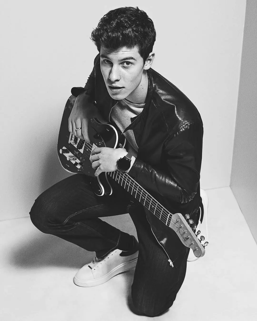 Shawn Mendes ndi kazembe wa Armani smartwatch1