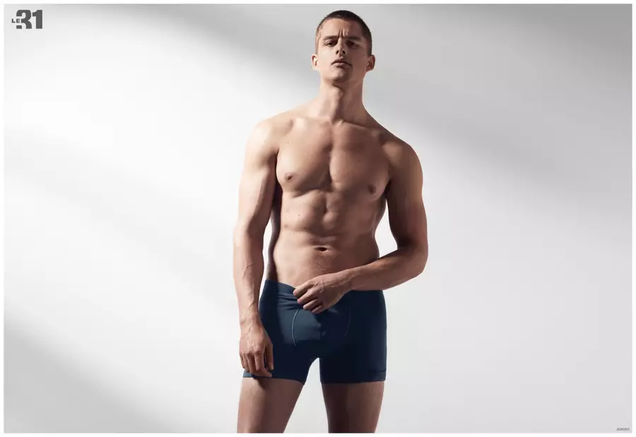 La cara actual de la campanya primavera-estiu 2015 de Dsquared2, la model Silvester Ruck segueix una descarada sessió de Dorian amb una nova sortida per al minorista canadenc Simons. Silvester es connecta amb Simons per a una sessió d'estudi per destacar les seves últimes ofertes de roba interior i roba d'estar. Tot i que diversos estils de roba interior ofereixen un tema nàutic, la roba de saló manté una frescor sense esforç en gris.