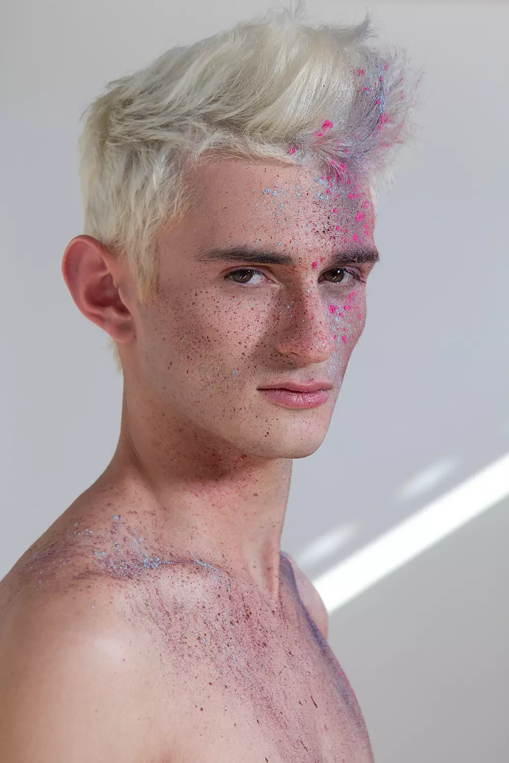 Foto de teste com o novo rosto de Adrian Nemi, fotografada pelo fotógrafo chileno René de la Cruz. Maquiagem e cabelo: Tobias Sevilla