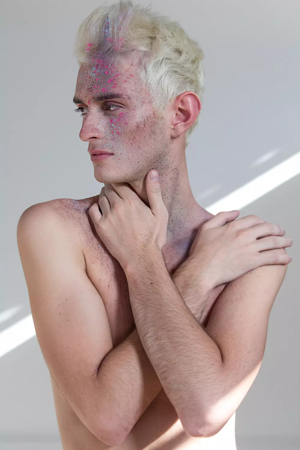 Ritratt tat-test b'wiċċ ġdid Adrian Nemi, miġbud mill-Fotografu Ċilen René de la Cruz. Make up & Hair: Tobias Sevilla