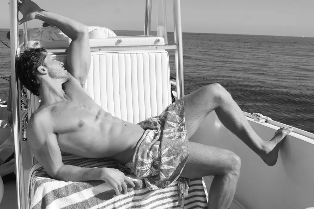 Slående portrætserie af fotografen Michael Del Buono med den smukke adonis up-and-comer, Alexei Reyes, der skyder i en yacht i Miami. Alexei er en smuk cubansk model 6'1.5