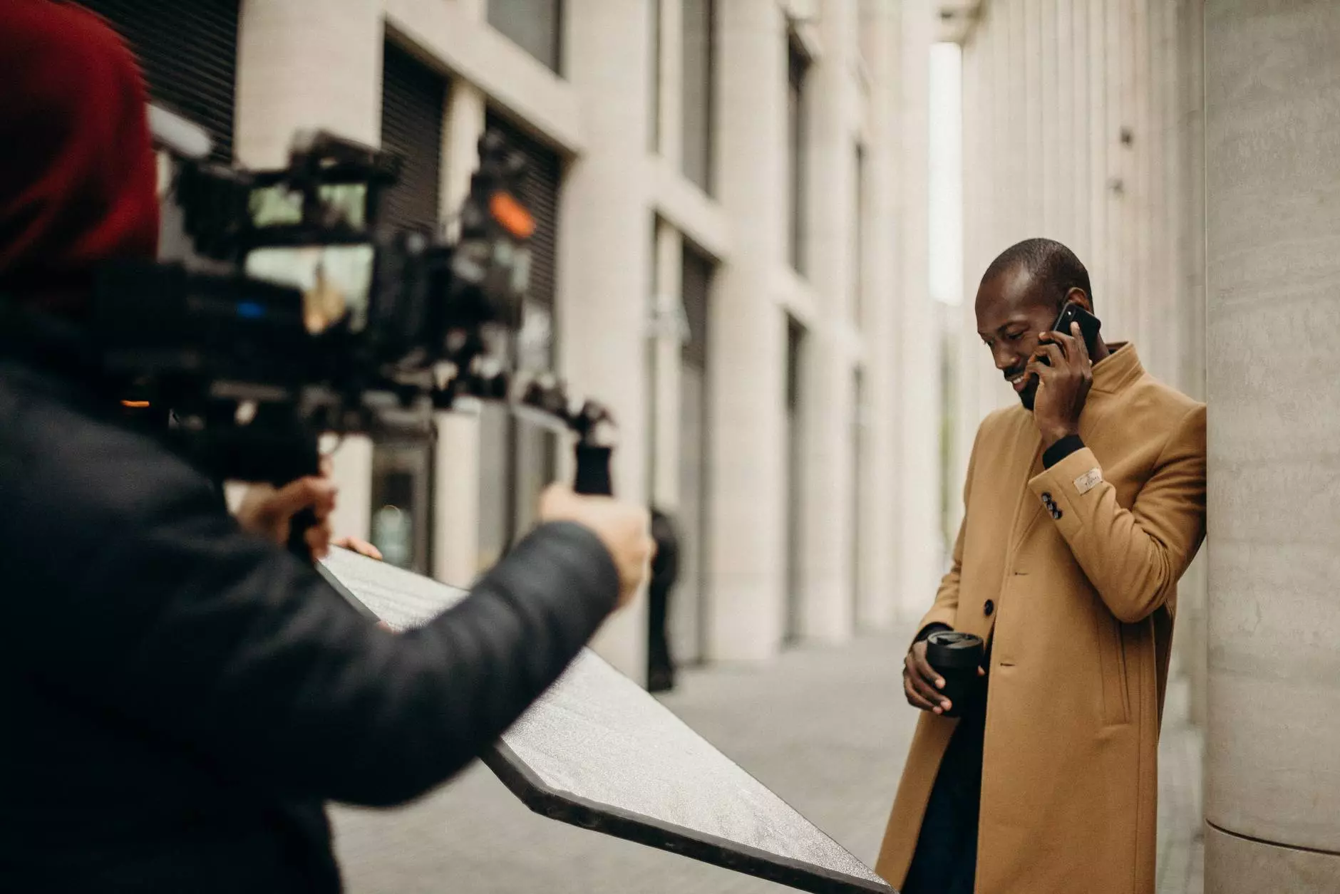 hombre vestido con abrigo amarillo con smartphone