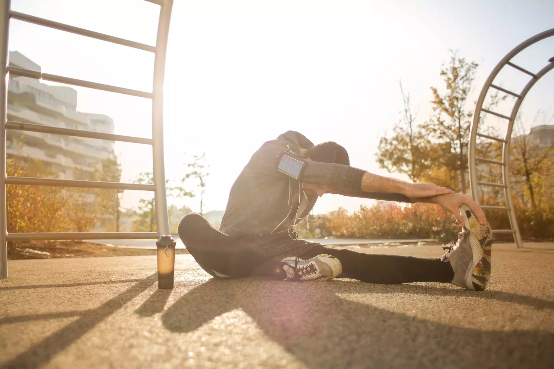 sportiv flexibil care se întinde pe terenul de sport