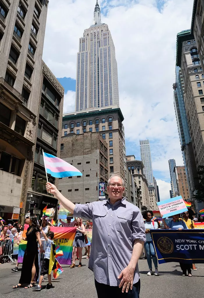 Scott M. Stringer tham dự cuộc tuần hành New York City Gay Pride 2017 vào ngày 25 tháng 6 năm 2017 tại Thành phố New York.