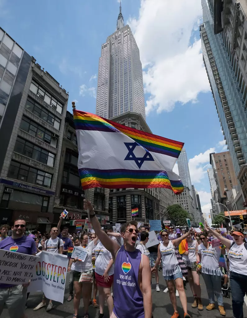 Isang pangkalahatang pagtingin sa mga nagmamartsa sa martsa ng New York City Gay Pride 2017 noong Hunyo 25, 2017 sa New York City.